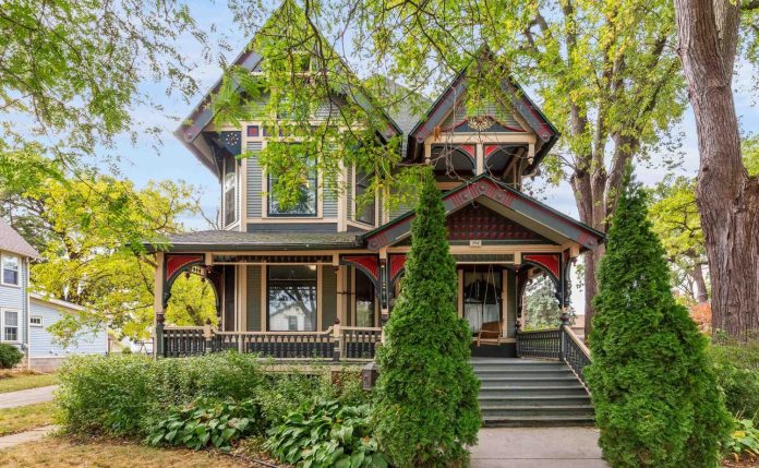 294 E Division St Cover